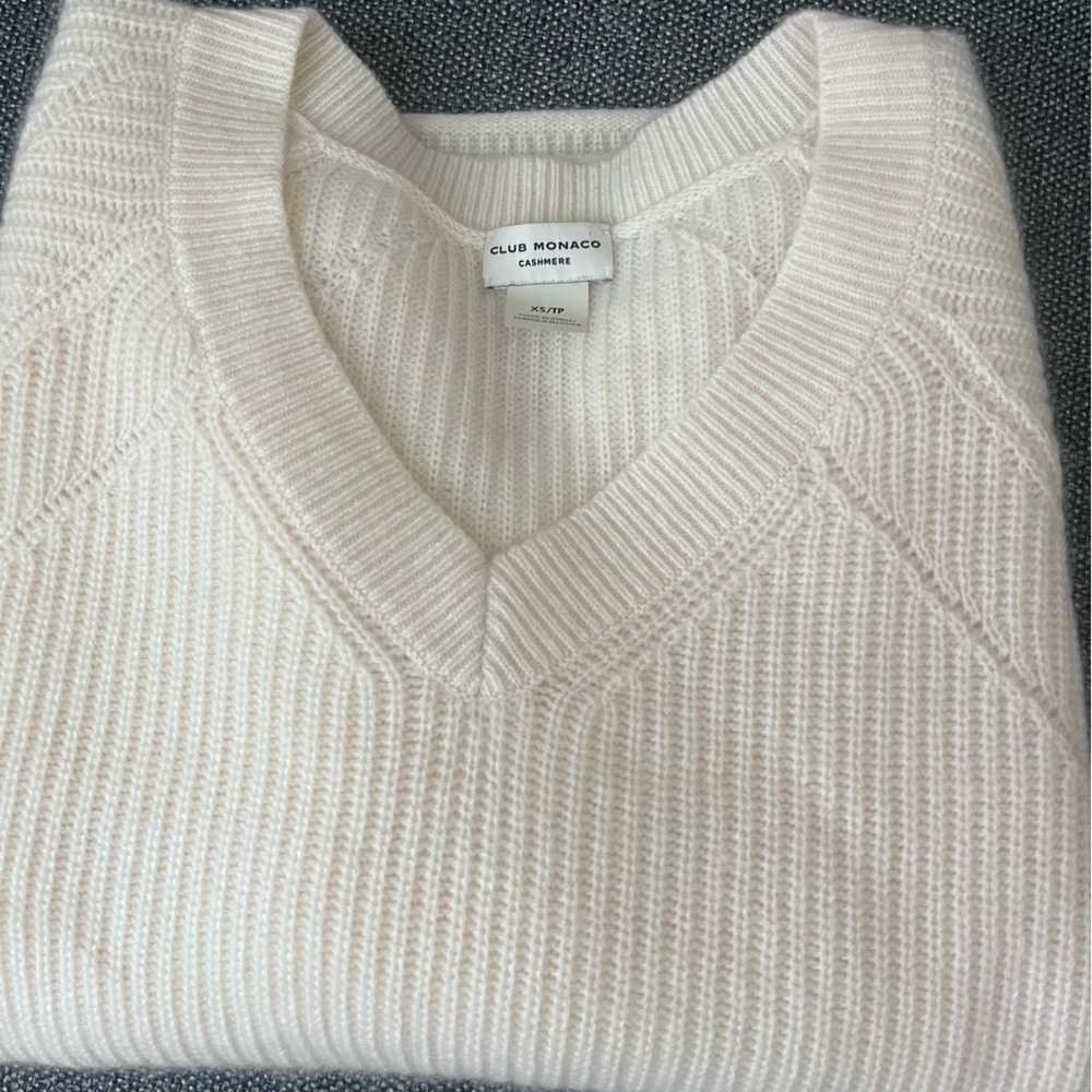 Club Monaco V-neck cashmere sweater in perfect condition